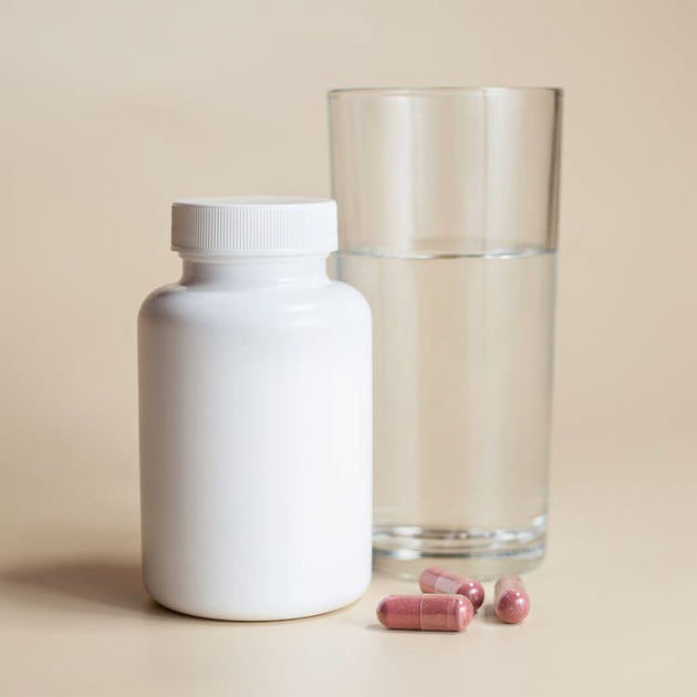 Quercetin supplement capsules for anti-aging — how senolytic compounds clear zombie cells from skin