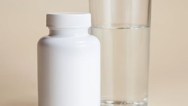 Quercetin supplement capsules for anti-aging — how senolytic compounds clear zombie cells from skin